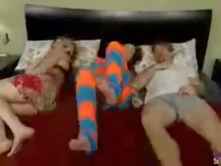 Se folla yang su hija mientras duerme su esposa (incesto)dormida (folla asu pap&aacute;)