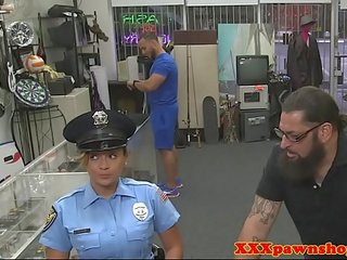 Bonita policial arado em loja de penhores para dinheiro