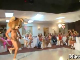Cowboy desnudo bailarín follando en discoteca