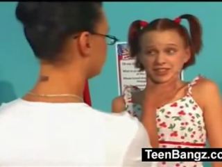 Thiếu niên thiếu niên đồng tính nữ xxx quay phim với giáo viên